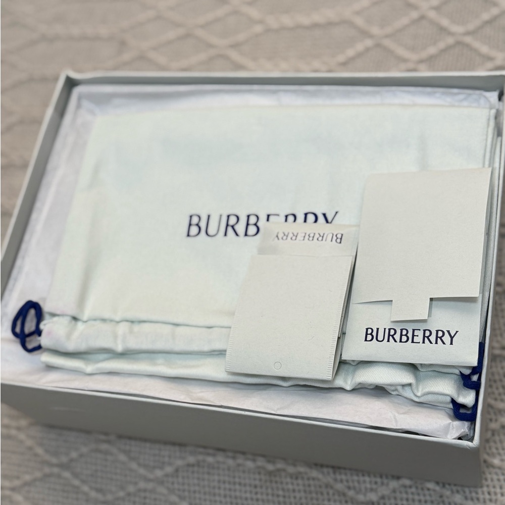 NIB - Burberry Glossy Leather Baby Pumps, Brand Size 36 ( US Size 6 ), Poison - Picture 4 of 15